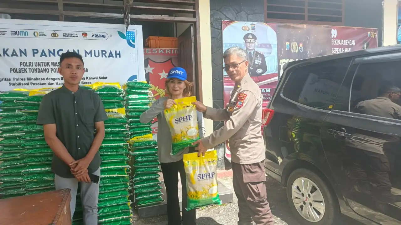 Gerakan Pangan Murah Polri-Bulog di Mapolsek Tondano, Ribuan Kilogram Beras Ludes Terjual  Tondano – Upaya menjaga stabilitas pasokan serta harga pangan pokok terus dilakukan oleh Polri bersama mitra 